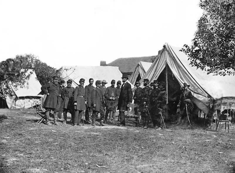 Lincoln con MacClellan y su Estado Mayor en la granja de Grove después de la batalla. Wikimedia Commons